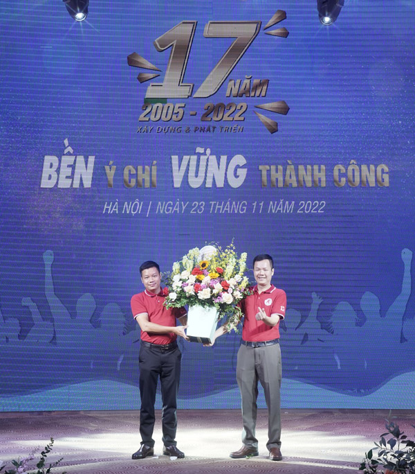 Ông Cao Ngọc Minh - GĐ công ty Kim Khang tặng hoa chúc mừng.
